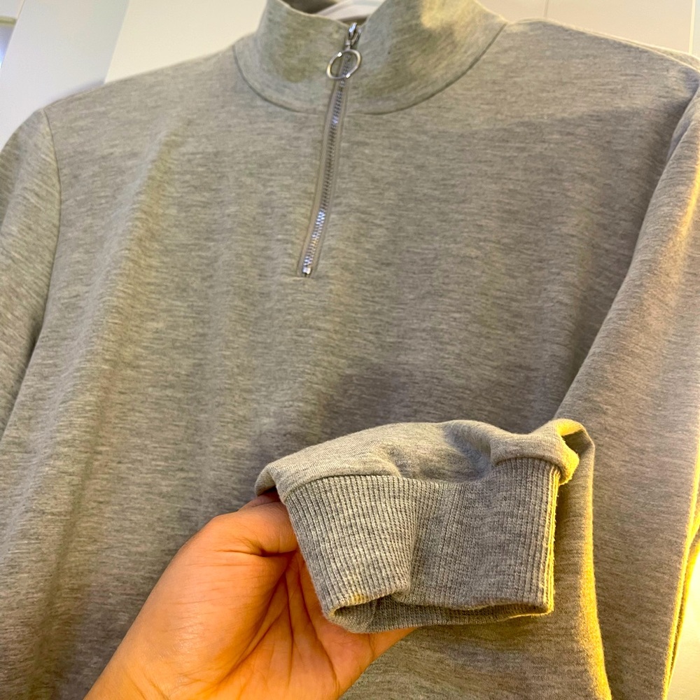 Top Size Small. - Picture 2 of 3
